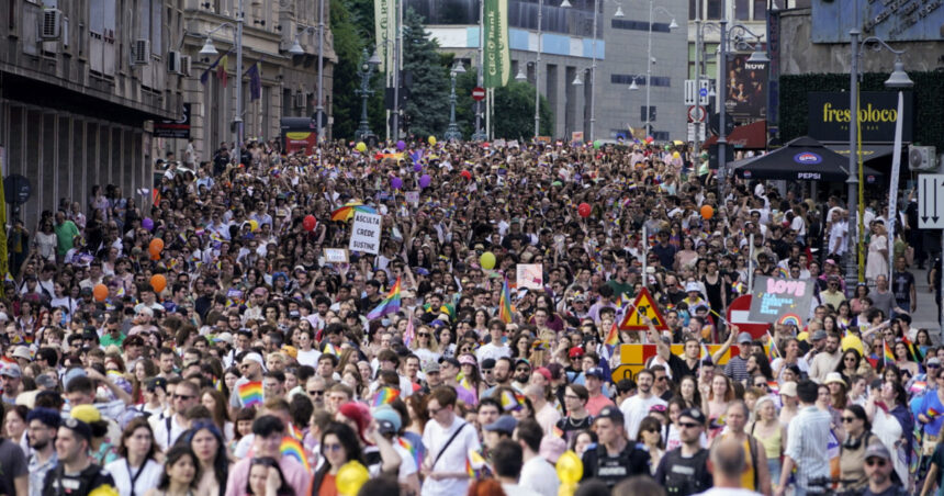 galerie foto jandarmii au dat amenzi de 6 000 lei la marsul bucharest pride si evenimentele pride park trei persoane s au ales cu dosar penal 68457ae9e7999