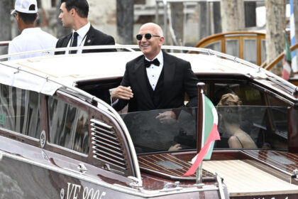 galerie foto jeff bezos s a casatorit cu lauren sanchez imagini spectaculoase de la nunta anului e o abatere de la ceea ce se asteapta oamenii 685f851fb9048