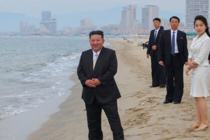 galerie foto kim jong un a renuntat la rachete si s a relaxat la plaja liderul nord coreean a inaugurat o statiune de lux pe litoral 685cee9b3f2d6