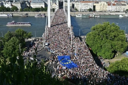 galerie foto marsul gay pride de la budapesta interzis de guvern a strans cei mai multi participanti de pana acum 6860590a75741