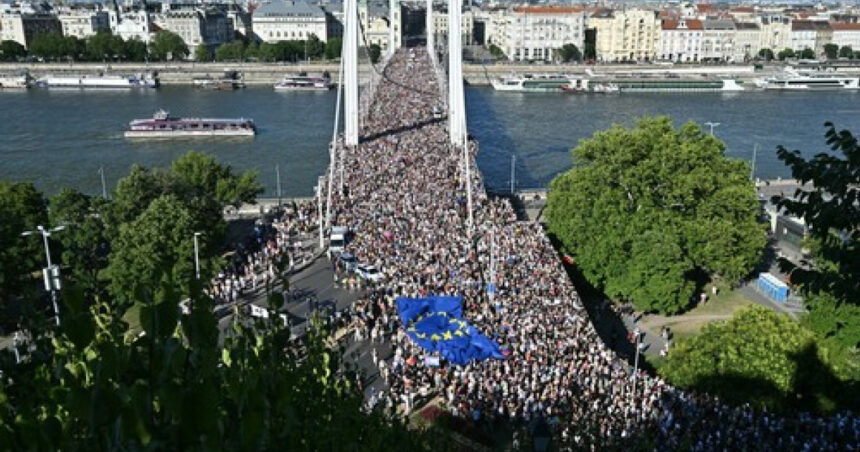 galerie foto marsul gay pride de la budapesta interzis de guvern a strans cei mai multi participanti de pana acum 6860590a75741