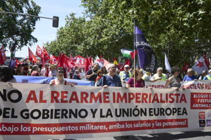 galerie foto protest cu mii de oameni la madrid impotriva reinarmarii europei jos armele sus pensiile critici fata de nato si guvernul sanchez 6844723006178