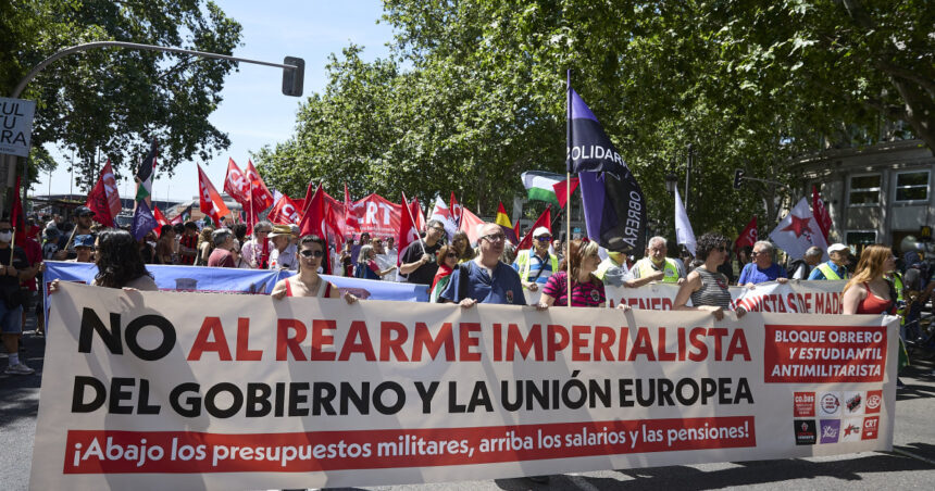 galerie foto protest cu mii de oameni la madrid impotriva reinarmarii europei jos armele sus pensiile critici fata de nato si guvernul sanchez 6844723006178