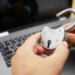 guvernantii vor ca 16 ani sa fie varsta majoratului online acces restrictionat la internet pana atunci 68491133a82cd