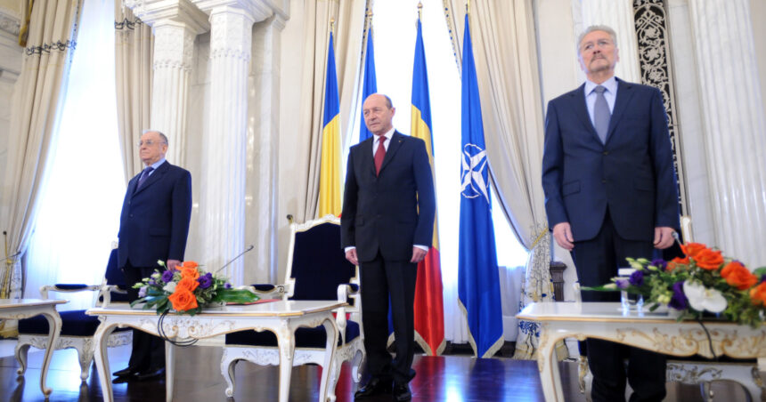 iliescu l a criticat pe basescu a vrut sa mascheze incalcarea principiilor democratiei ce spune despre revizuirea constitutiei 685415c7f3dd3