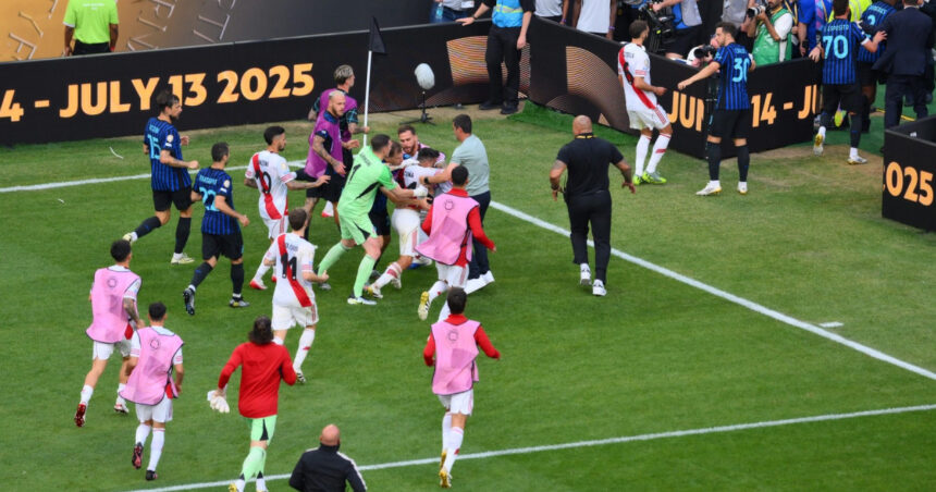incaierare pe teren dupa meciul inter milano river plate ce a facut chivu 685d7f2f008c8