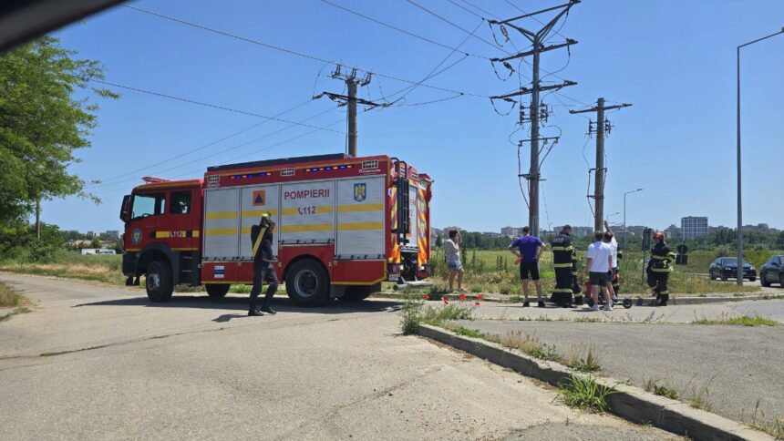 incendiu de vegetatie la iesirea din constanta in zona dn2a soferii au intervenit cu extinctoare pana la sosirea pompierilor 68401ba008993