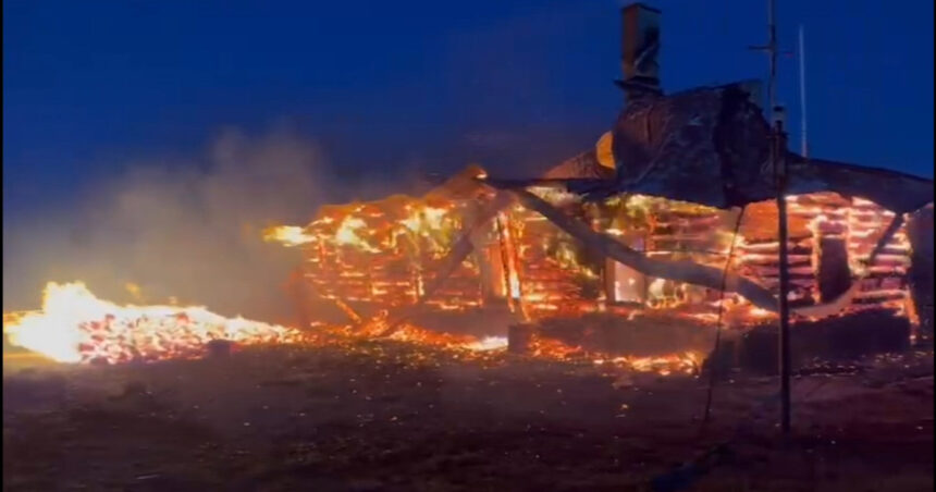 incendiu pe varful vladeasa cabana si statia meteo cuprinse de flacari pompierii incearca sa protejeze rezervorul de combustibil 685b0d8d13d5b