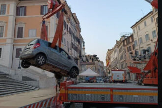 incident ciudat la roma un batran de 80 de ani a ramas blocat cu masina pe celebrele trepte spaniole 6851c4775d945