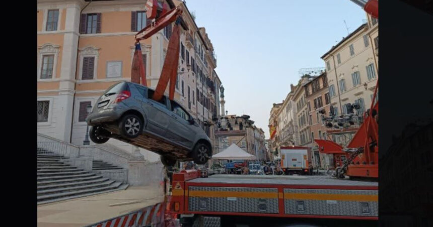 incident ciudat la roma un batran de 80 de ani a ramas blocat cu masina pe celebrele trepte spaniole 6851c4775d945