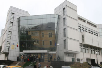 instanta a suspendat dizolvarea unei firme din chirnogeni anchetata pentru folosirea ilegala a minorilor la munca si tentativa de sustragere de la raspundere penala 6854140f7b7dc