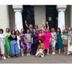 intalnire dupa 30 de ani de la absolvire directoarea colegiului pedagogic din constanta anamaria ciobotaru alaturi de fostele colege de liceu 685aae8664670