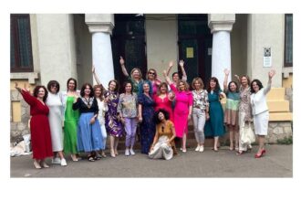 intalnire dupa 30 de ani de la absolvire directoarea colegiului pedagogic din constanta anamaria ciobotaru alaturi de fostele colege de liceu 685aae8664670