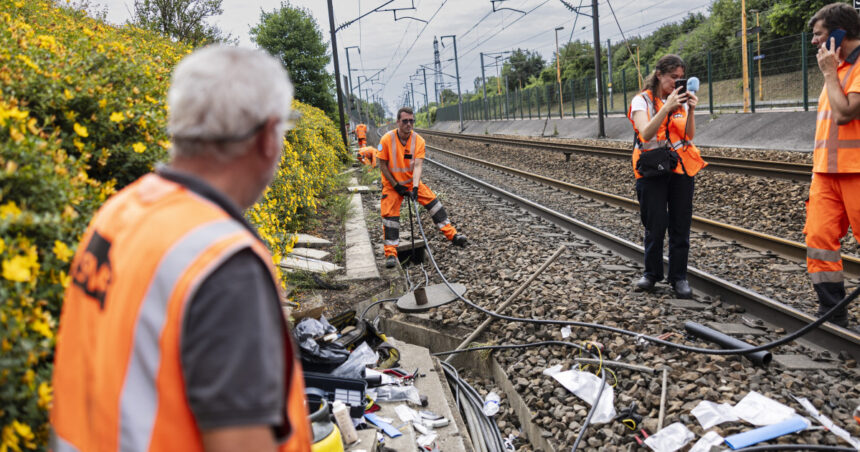 intarzieri majore si trenuri eurostar anulate dupa ce sute de metri de cabluri au fost furate pe linia de mare viteza 685c0a55eebfe