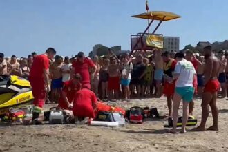interventie de urgenta pe plaja modern o persoana a fost scoasa din mare 68458490658ad