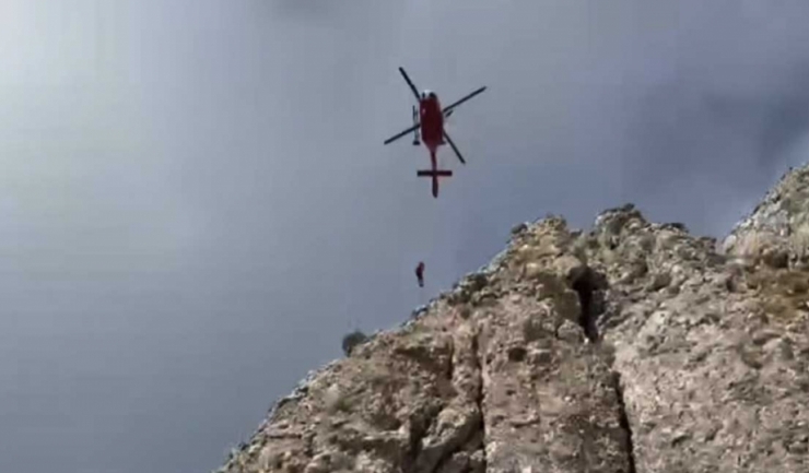interventie dificila a salvamontistilor pentru recuperarea a 4 persoane blocate in acele morarului din bucegi 683c3ba891410