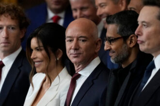 jeff bezos si blue origin incearca sa profite de raceala dintre trump si musk 685faf06c7015