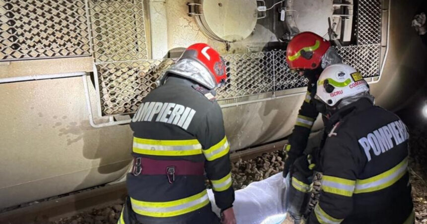 locomotiva si doua vagoane ale unui tren plin cu benzina au deraiat se scurge combustibil dintr unul dintre vagoane 6843ca6cb6cb8