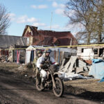 motociclistii sinucigasi ai lui putin intra in viteza in tara nimanui pentru a provoca haos tactica tot mai populara pe front 6860247b82480