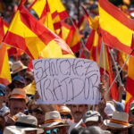 noi proteste in spania impotriva premierului pedro sanchez acuzat de coruptie zeci de mii de oameni in strada 6845b2b77c19a