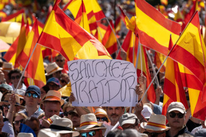 noi proteste in spania impotriva premierului pedro sanchez acuzat de coruptie zeci de mii de oameni in strada 6845b2b77c19a