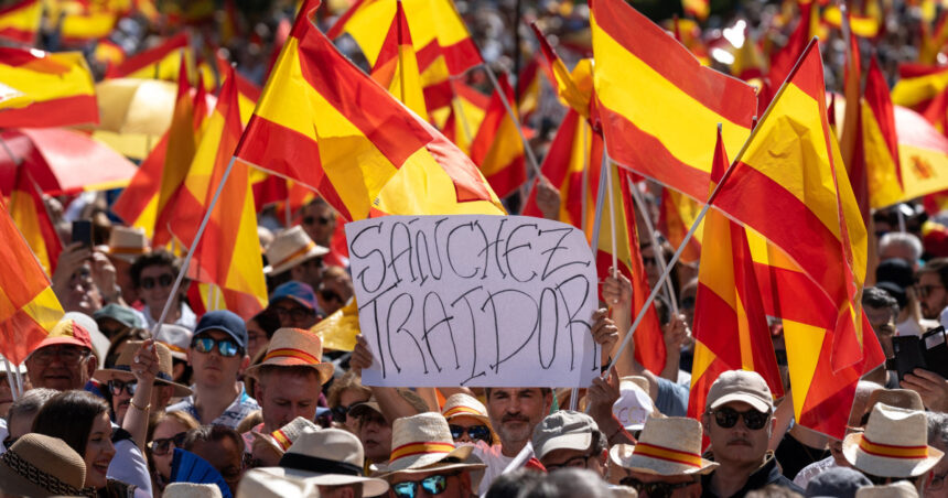 noi proteste in spania impotriva premierului pedro sanchez acuzat de coruptie zeci de mii de oameni in strada 6845b2b77c19a