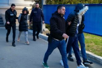 o femeie si iubitul acesteia acuzati ca au santajat mai multi barbati pe care i au filmat in ipostaze intime fara acordul lor ajung la inchisoare 685dced8e640f