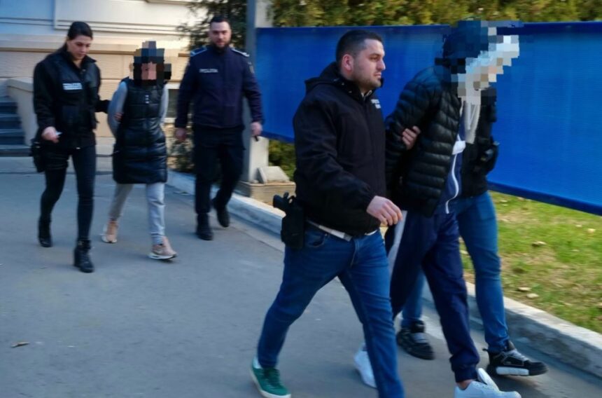 o femeie si iubitul acesteia acuzati ca au santajat mai multi barbati pe care i au filmat in ipostaze intime fara acordul lor ajung la inchisoare 685dced8e640f