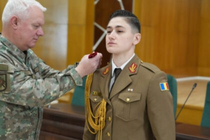 o romanca absolventa a academiei west point a primit gradul de sublocotenent am sa fiu un ofiter care serveste romania cu onoare 6859af83e3efc