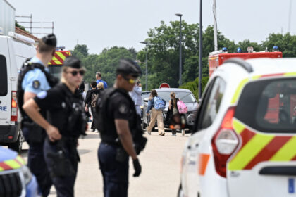 o supraveghetoare scolara a fost ucisa de un elev la un colegiu din franta macron denunta un val de violenta fara sens 68483e716034b