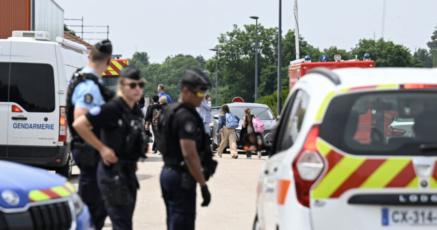 o supraveghetoare scolara a fost ucisa de un elev la un colegiu din franta macron denunta un val de violenta fara sens 68483e716034b