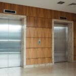 panica intr un bloc un lift cu patru persoane printre care un copil s a prabusit in gol mai multe etaje 68512e0245565