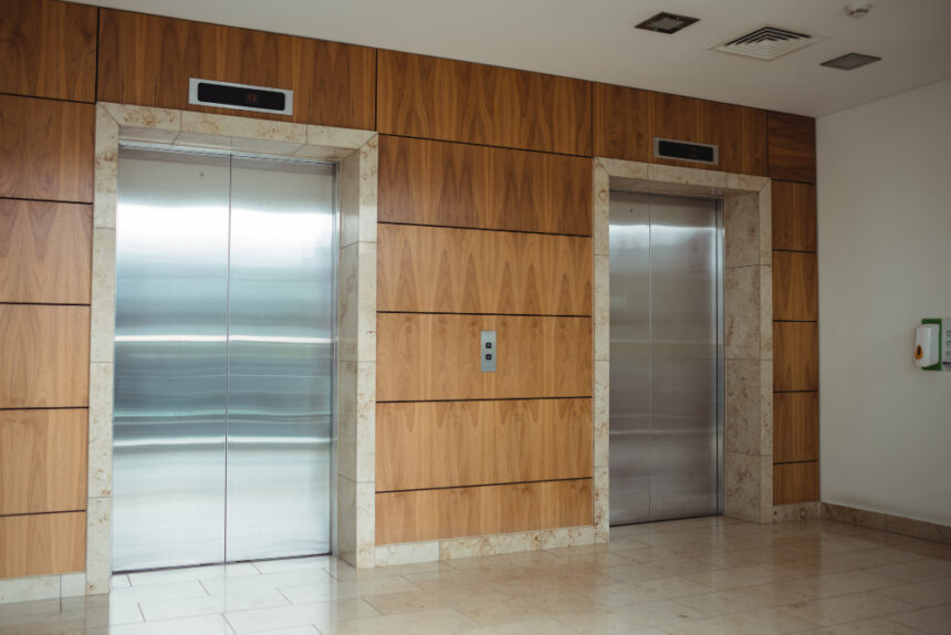 panica intr un bloc un lift cu patru persoane printre care un copil s a prabusit in gol mai multe etaje 68512e0245565