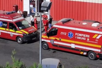 panica intr un mall dupa ce o bucata din tavan s a prabusit chiar in fata clientilor 6847495ec9ef8