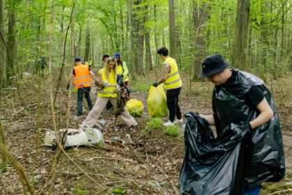 peste 15 tone de deseuri colectate in cadrul campaniei de ecologizare a bat romania in padurea plopeni judetul prahova 68626fa90c64a