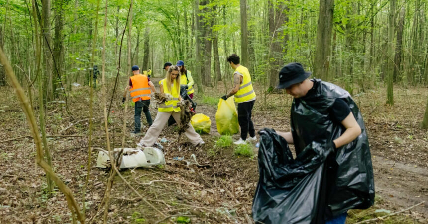 peste 15 tone de deseuri colectate in cadrul campaniei de ecologizare a bat romania in padurea plopeni judetul prahova 68626fa90c64a