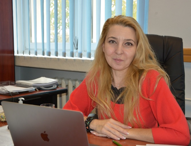 poeta amelia stanescu lanseaza un volum de poezii la biblioteca judeteana ioan n roman din constanta 68551b962daa5