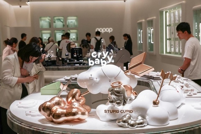 pop mart lanseaza un concept de bijuterii inspirat de personajele sale populare incepand cu un magazin in shanghai 68501106d158a