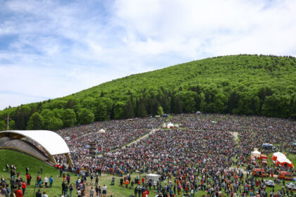 procesiunea de rusaliile catolice de la sumuleu ciuc sunt asteptati peste 300 000 de oameni va fi prezent si presedintele ungariei 6843e8978d969