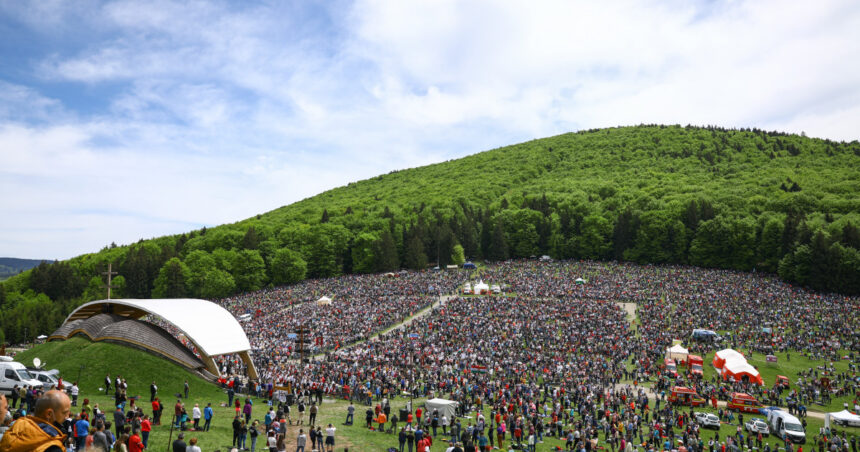 procesiunea de rusaliile catolice de la sumuleu ciuc sunt asteptati peste 300 000 de oameni va fi prezent si presedintele ungariei 6843e8978d969