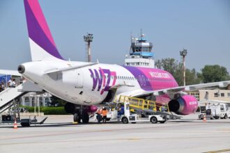 romanii au fost abandonati pe aeroport strainii au fost dusi la hotel wizz air da vina pe o eroare umana 685fca84293a4
