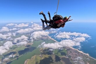 s a deschis sezonul de parasutism pe litoral salturi cu parasuta la 4000 de metri deasupra marii negre 684028840eedf