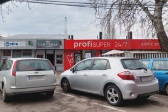 s a prefacut ca aluneca apoi l a lovit si i a furat banii si cheile in zona abator 683f700f0ddca