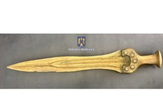 sabie veche de 3 500 de ani gasita in casa unui barbat politistii au descins intr un dosar de furt 6854315f04495