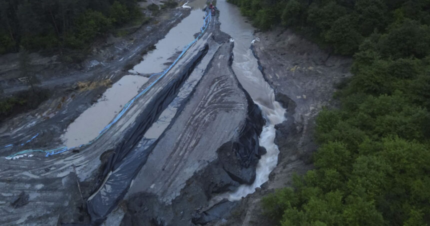 salina praid autoritatile au realizat o linie de aparare de 750 m impotriva viiturii scoaterea apei din subteran a fost stopata 683d7c14a6cc3