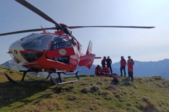 salvamont turista accidentata in muntii fagaras sub varful negoiu 684d9e69aa1e8
