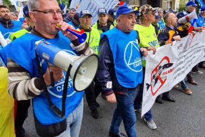 sindicalistii protesteaza la cotroceni ei cei reducerea subventiilor si eliminarea privilegiilor pentru partide si parlamentari 684a80c95f060