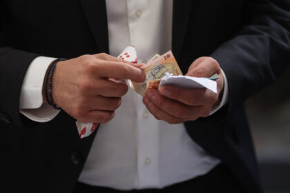 sondaj peste 77 dintre romani sunt de acord cu reducerea cheltuielilor de functionare a statului altele decat cele cu angajatii 68401f54b9f61