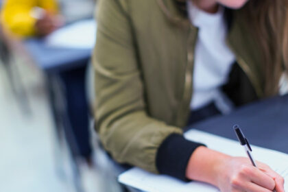 subiecte bac 2025 la istorie elevii de la profilul uman dau proba la istorie baremul de corectare va fi publicat pe edu ro 6849117aac820