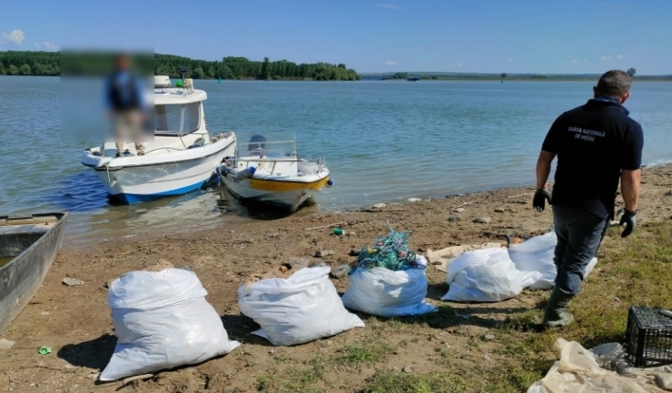 sute de ambarcatiuni verificate dintre care 19 au fost confiscate in cadrul activitatilor pentru combaterea pescuitului ilegal 684f26fa35c49